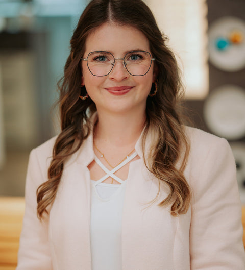 ENNY Seelenwärmer Damenbrille in Blau-Gun – zarte, eckige Metallfassung mit Vintage-Stil am Modell im Innenraum