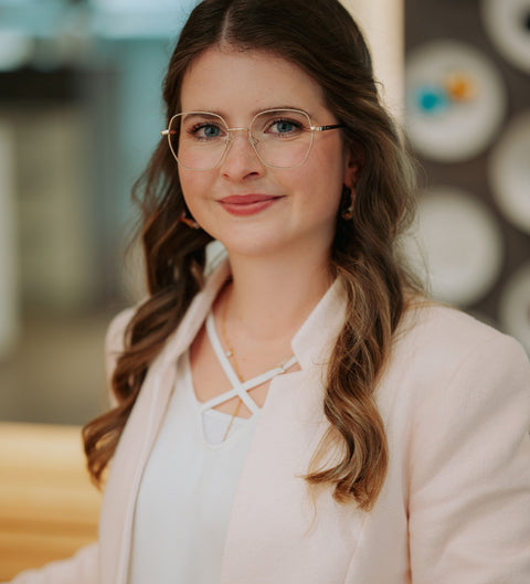 ENNY Seelenwärmer Damenbrille in Creme-Gold – zarte, eckige Metallfassung mit Vintage-Charakter am Modell im Innenbereich