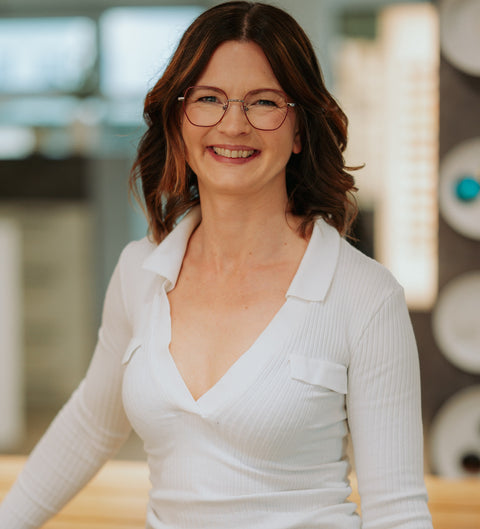 ENNY Seelenwärmer Damenbrille in Rot-Gun – zarte, eckige Metallfassung mit feinem Vintage-Stil am Modell im Innenbereich