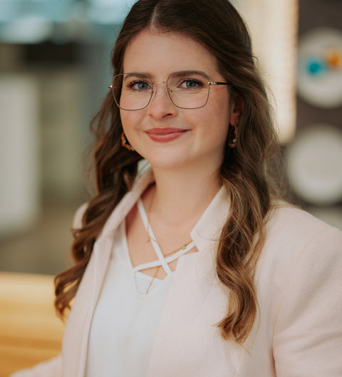 ENNY Sommerregen Damenbrille in Grau-Roségold – zarte, eckige Metallfassung im zeitlosen Stil am Modell im Innenraum