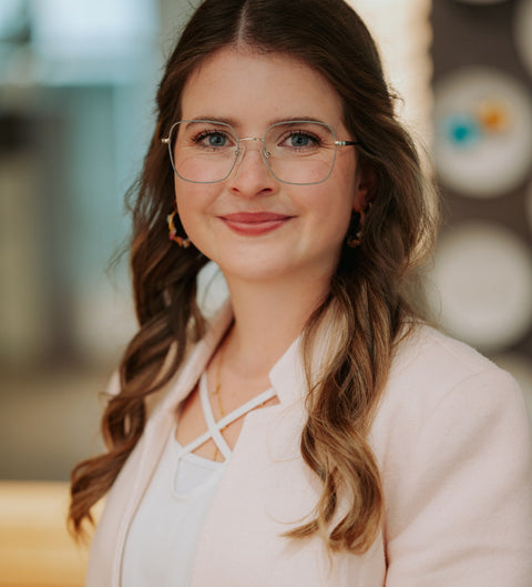 ENNY Sommerregen Damenbrille in Grau-Silber – elegante, eckige Metallfassung im zeitlosen Stil am Modell im Innenraum
