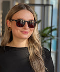 ENNY Sonnenbrille Gedankenflug mit quadratischen Gläsern für Damen, Farbe Grau-Blau meliert mit braunen Gläsern, von Model getragen