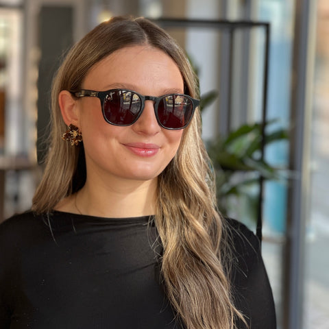 ENNY Sonnenbrille Gedankenflug mit quadratischen Gläsern für Damen, Farbe Grau-Blau meliert mit braunen Gläsern, von Model getragen