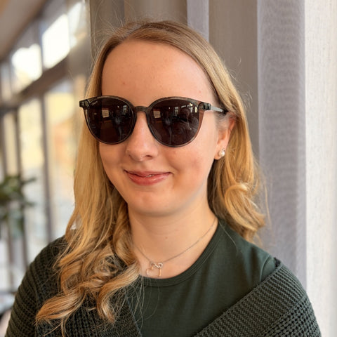 ENNY Sonnenbrille Meisterstück mit runder Glasform für Damen, Farbe Grau-Braun meliert mit braunen Gläsern, am Model getragen