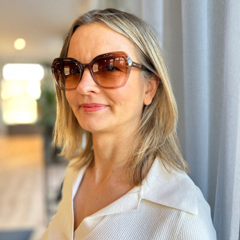 ENNY Sonnenbrille Mutig mit Schmetterlingsform für Damen, Farbe Braun-Rosé mit braunen Gläsern, von Model getragen