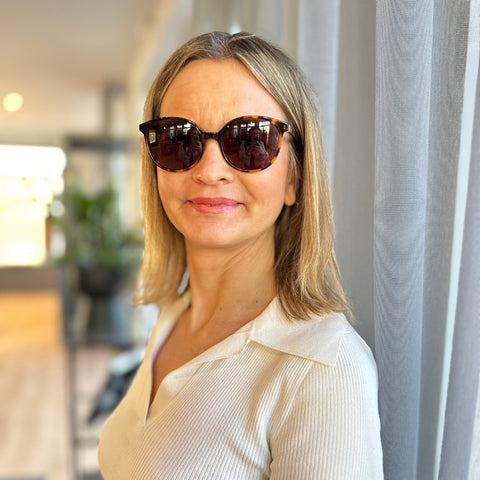 ENNY Sonnenbrille No.16 mit runden Gläsern für Damen, Farbe Braun meliert mit braunen Gläsern, von Model getragen