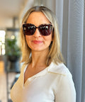 ENNY Sonnenbrille Selbstbewusst mit Schmetterlingsform für Damen, Farbe Braun meliert und Akzenten in Rosé mit braunen Gläsern, von Model getragen