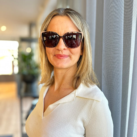 ENNY Sonnenbrille Selbstbewusst mit Schmetterlingsform für Damen, Farbe Braun meliert und Akzenten in Rosé mit braunen Gläsern, von Model getragen