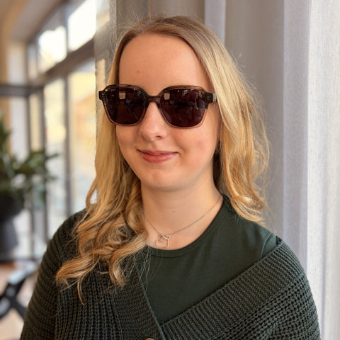 ENNY Sonnenbrille Sonnenstrahl mit eckiger Form für Damen, Farbe Grün-Rosé transparent mit braunen Gläsern, von Model getragen