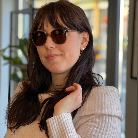 ENNY Sonnenbrille Sternenflug mit eckiger Form für Damen, Farbe transparentes Rosé mit braunen Gläsern, von Model getragen