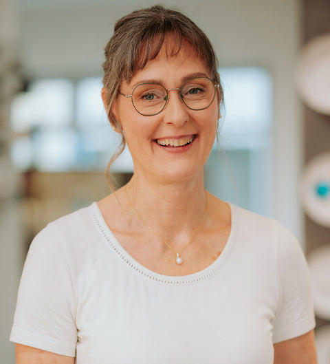 ENNY Sternenstunde Damenbrille in Grün-Silber – runde, zarte Metallfassung mit Vintage-Flair und femininer Leichtigkeit am Modell