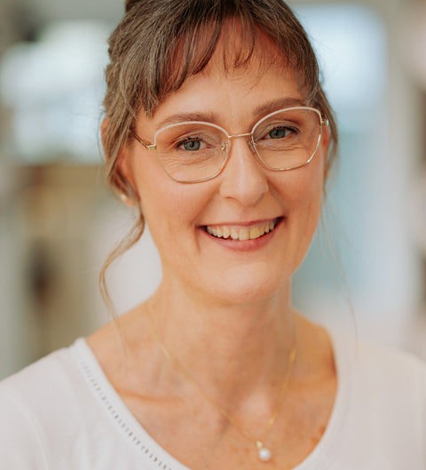 ENNY Strahlend Damenbrille in Creme-Gold – zarte Metallbrille in Schmetterlingsform mit zeitloser Eleganz am Modell