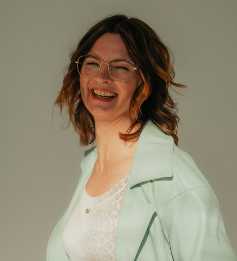 ENNY Strahlend Damenbrille in Grau-Gold – zarte Schmetterlingsfassung aus Metall mit zeitloser Eleganz am Modell