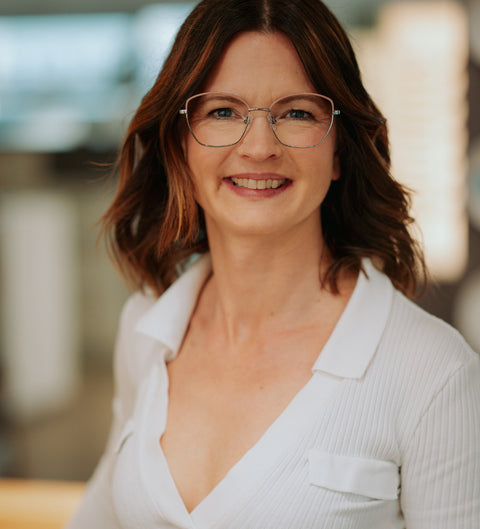 ENNY Strahlend Damenbrille in Rosa-Gun – elegante Schmetterlingsfassung aus Metall mit zartem Farbkontrast am Modell