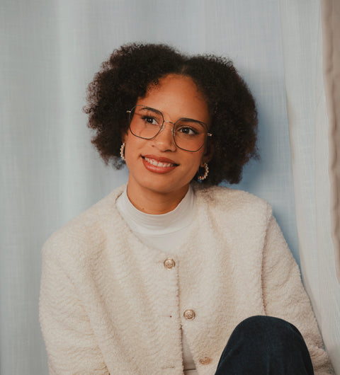 ENNY Zauberhaft, Damenbrille in eckiger Form, Farbe Schwarz und Gold, Metallbrille, getragen an einem Model