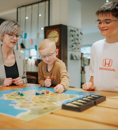 
„Frau mit SOON Gleitsichtbrille von Barth Optik beim Spielen mit Kindern – entspanntes Sehen in allen Distanzen für aktive Familienmomente.